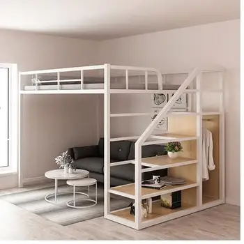 Желязна повдигнати легло под празно, за да проверите за свободни горния слой на двупластова за малко семейство, спестявайки пространство двуетажно апартамент с таван на височина и l