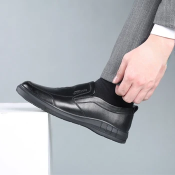 2023 Пролет-есен Нова кожена обувки, Мъжки ежедневни обувки в черен цвят с меки подметки, предотвращающая шофиране, мъжки обувки в бизнес стил