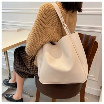 Новост 2023 г., дамски пътна чанта през рамо от изкуствена кожа с голям капацитет, дамски модни однотонная чанта под мишниците, Корейската bag-чанта за междуградски пътувания